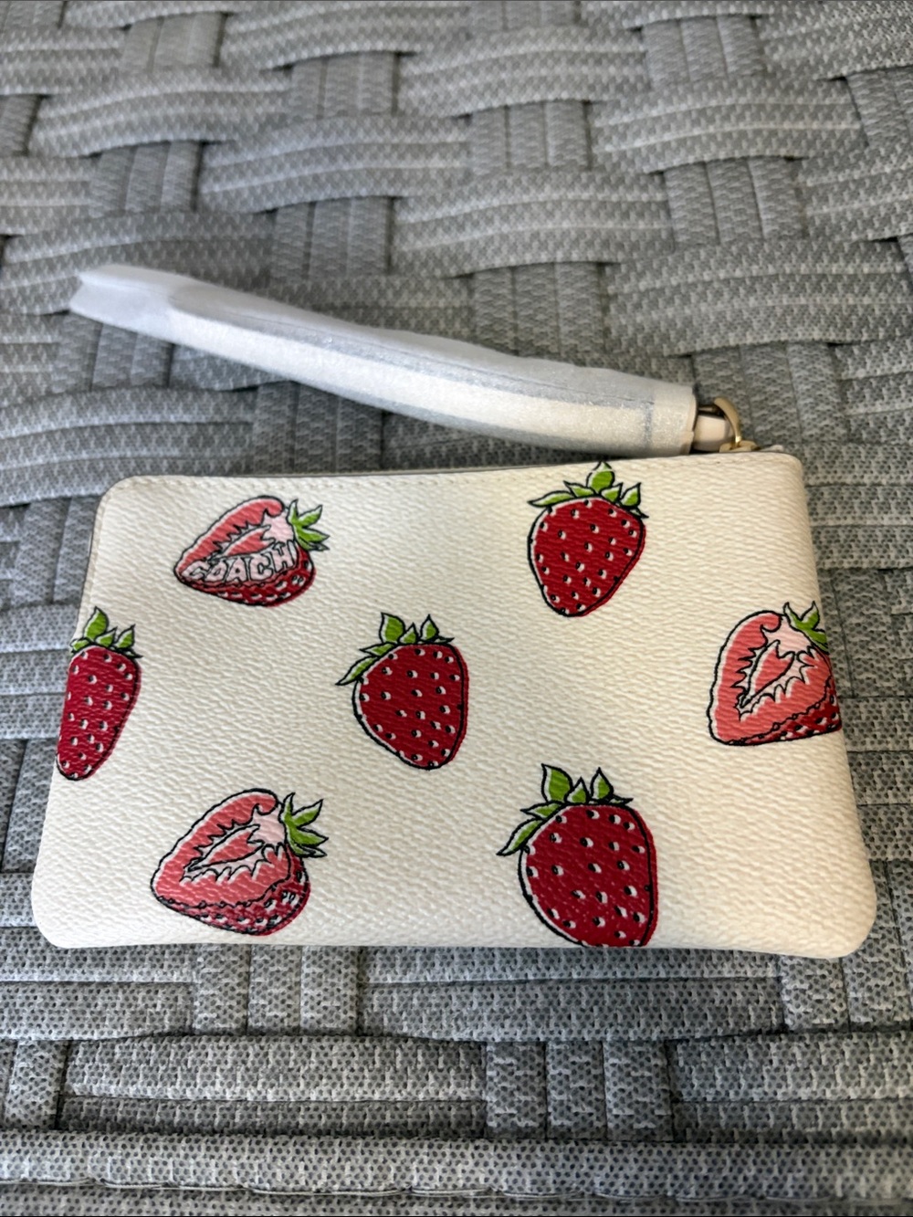 Coach Corner Zip Strawberry Chalk Wristlet Leather Trendy Pockets NEW - Picture 8 of 12